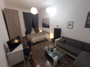 Wow Home - 175 mq - posteggio privato - davanti porto traghetti - fino a 10 posti letto